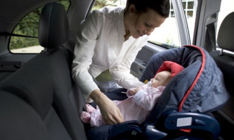 Ko darīt, ja bērns niķojas automašīnā?