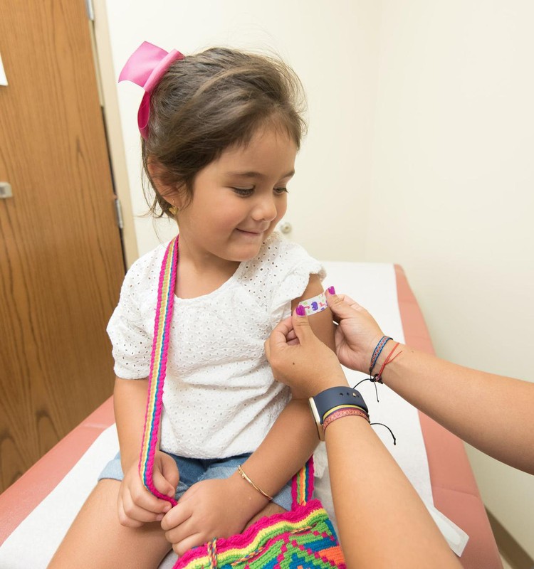 Mazākajiem bērniem Covid-19 vakcīnu intervāls saīsināts līdz 6 nedēļām