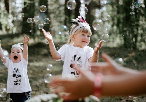 5 bērnu ballīšu tendences skaistiem un neaizmirstamiem svētkiem