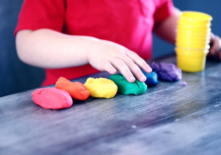 Idejas rotaļām, ar kuru palīdzību bērns var iemācīties atpazīt krāsas