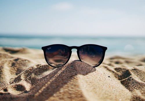 Saulesbrilles vasarā – kā izvēlēties sev piemērotākās?