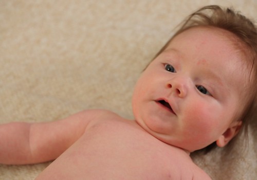 Kā nomainīt autiņbiksītes aktīvam mazulim: fizioterapeites VIDEOieteikumi