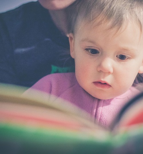 Vienkārši triki, kā mazuli iepazīstināt ar grāmatām un lasīšanu