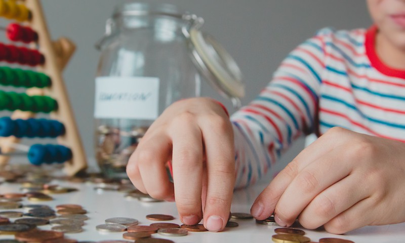 Pieci padomi vecākiem, lai iemācītu bērnus rīkoties ar naudu