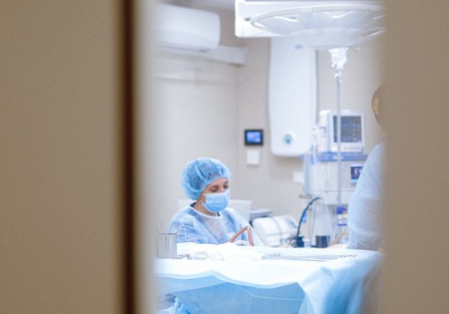 Mirusi ar Covid-19 saslimusī 19 gadus jaunā māmiņa