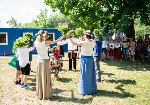 Latviskuma pote - Latviskās tradīcijas International School of Riga skolā svētkos un ikdienā