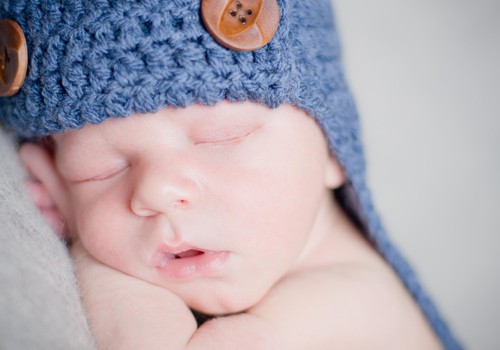 8 fotogrāfiju idejas, kurās iemūžināt jaundzimušo pirmajās dienās