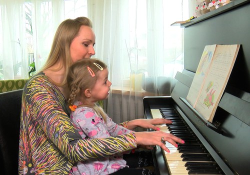 VIDEOatgriešanās bērnībā ar TV seju Lieni Bērziņu