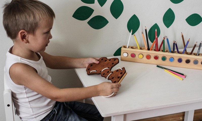 9 idejas rotaļām, kuras bērns var spēlēt vienatnē