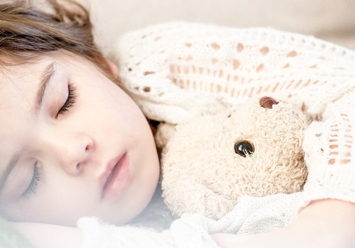 Kā aizmidzināt mazuli? Speciālistu ieteikumi