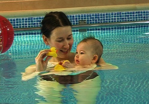VIDEO: Superbēbīte Kate dodas uz baseinu!