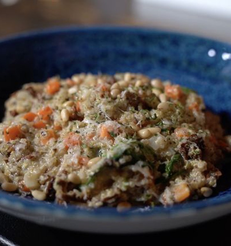 VideoRECEPTE: Krēmīgais baltās kvinojas sautējums ar baravikām