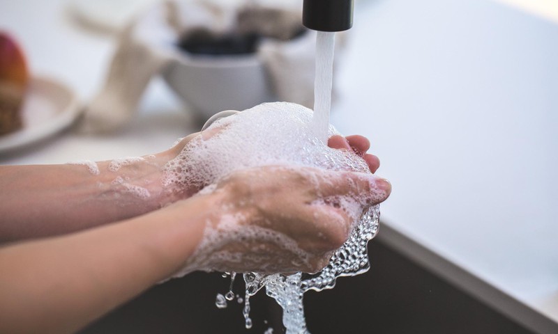Bieža roku mazgāšana, dezinficēšana un zema temperatūra: Kā šajos apstākļos pareizi kopt roku ādu?