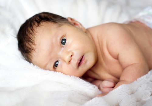 VIDEO: Iepazīsti jaunās, uzlabotās Huggies® Newborn autiņbiksītes jaundzimušajiem!