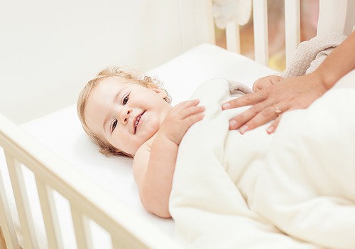 Kā un kad vajadzētu zīdaiņa gultiņu pret lielāku?