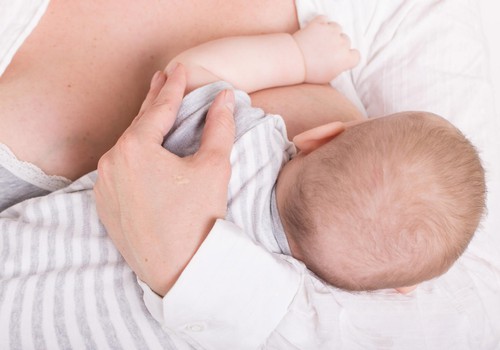 Kāpēc ar krūti vai mākslīgā piena maisījumu ēdināts mazulis atgrūž pienu