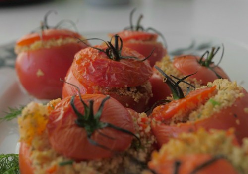 VideoRECEPTE: Ar kuskusa salātiem pildīti cepti tomāti