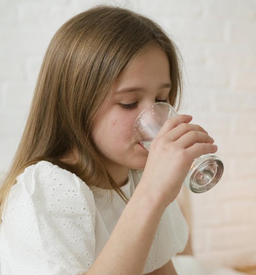 Kāpēc ir tik svarīgi, lai bērns dzertu ūdeni? 5 iemesli