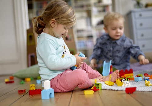Kāpēc mums, pieaugušajiem, mazuļu izdarības liekas smieklīgas?
