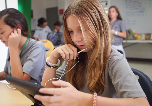 Kā pedagogiem uzsākt sarunu ar skolēniem par kibermobingu, integrējot to mācībās?