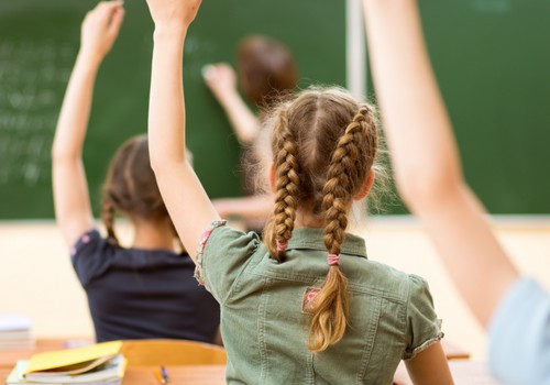 Klātienes mācību uzsākšanai nosaka obligātu skolēnu testēšanu