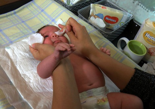 Vecmāte iesaka higiēnas ABC ikrīta mazulīša aprūpei: VIDEO