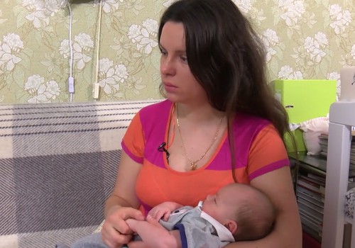 VIDEO: Vecmāte steidz palīgā - uz mājām pie jaunās māmiņas