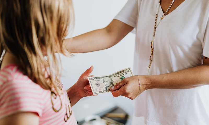 Vai nauda ir laba dāvana bērnam?