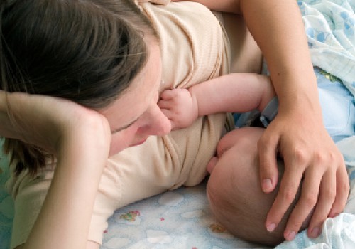 Kā atradināt bērniņu ēst krūts pienu naktī?
