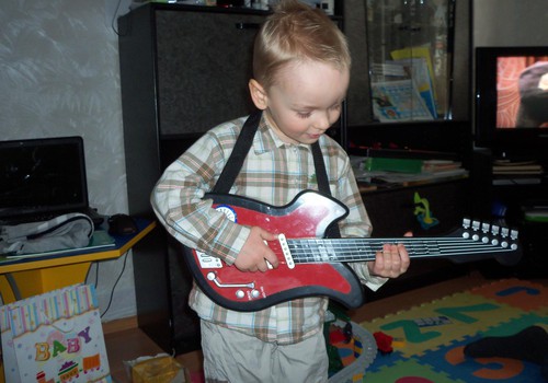 Mammu,gribu spēlēt ģitāru!
