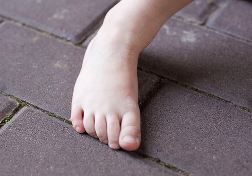 Mediķi aicina nepeldināt bērnus siltās un stāvošās ūdenstilpnēs, jo tajās viegli vairojas baciļi