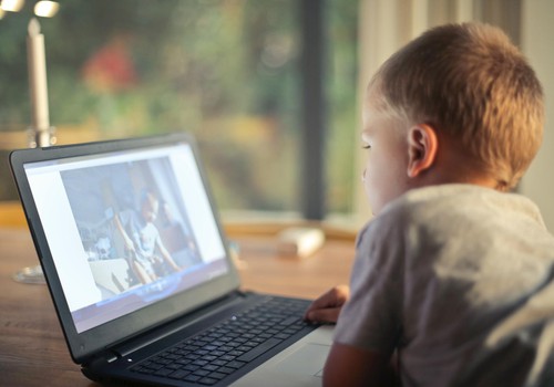 Kādas ir biežākās vecāku kļūdas, runājot ar bērniem par drošību internetā?