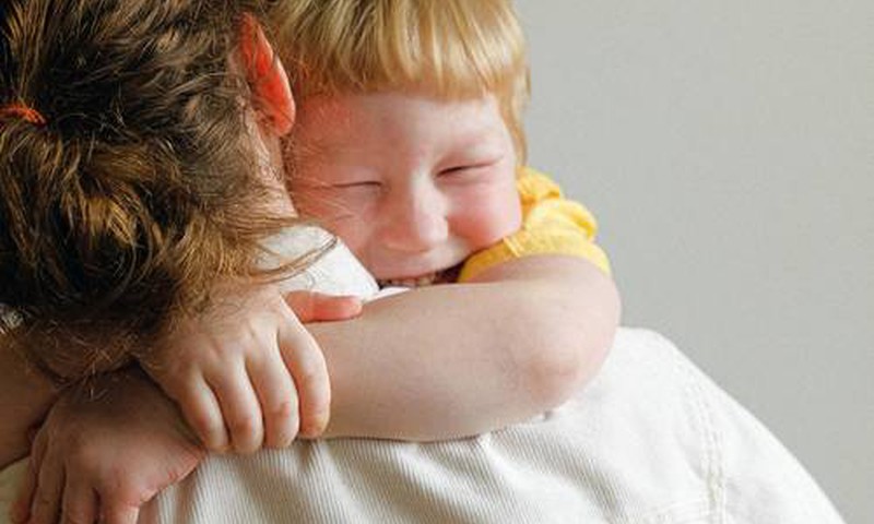 7 iemesli, kāpēc bērnu vajadzētu apskaut pēc iespējas biežāk