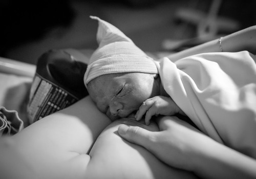 Krūts zīdīšanas konsultanta piezīmes: Kā pielikt mazulīti pie krūts