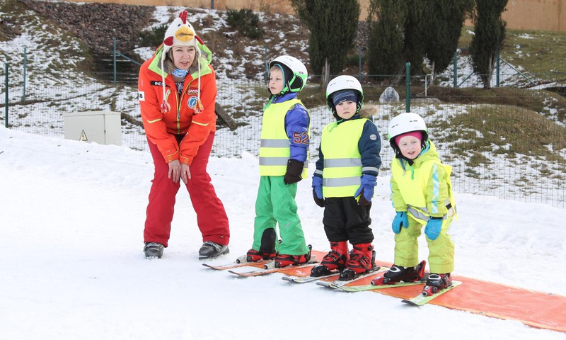FOTOREPORTĀŽA: Māmiņu Kluba ģimenes pilnveido slēpošanas prasmes