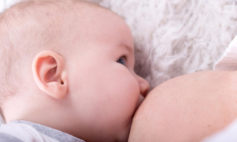 FOTOPADOMS: Kā pielikt mazuli pie krūts