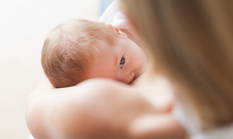 Kas jāzina par zīdīšanu pirmajā mēnesī pēc bērniņa piedzimšanas