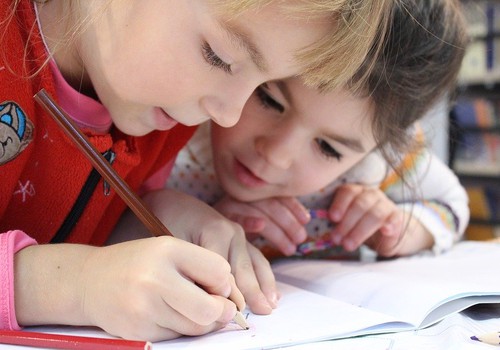 No 1. septembra pakāpeniski 1., 4., 7. un 10. klasēs sāk ieviest jauno mācību saturu un pieeju