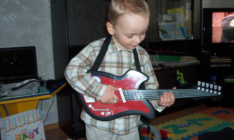 Mammu,gribu spēlēt ģitāru!