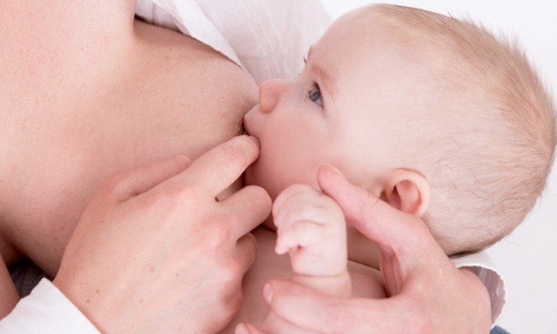 Mazulis nogaršo mākslīgā piena maisījumu un atsakās no krūts?