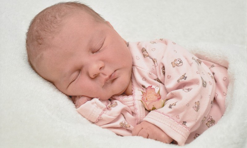 Kas jāzina par zīdīšanu pirmajās divās nedēļās pēc bērniņa piedzimšanas